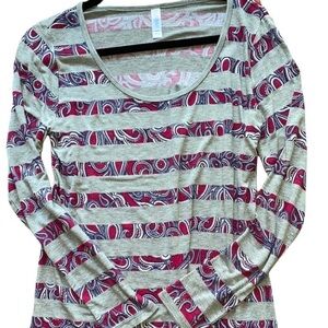 NWOT LULAROE LYNNAE TOP.